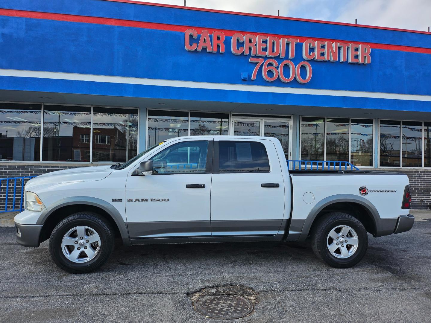 2011 WHITE Dodge Ram 1500 SLT Crew Cab 2WD (1D7RB1CT1BS) with an 5.7L V8 OHV 16V engine, 5-Speed Automatic transmission, located at 7600 S Western Ave., Chicago, IL, 60620, (773) 918-3980, 0.000000, 0.000000 - Photo#0